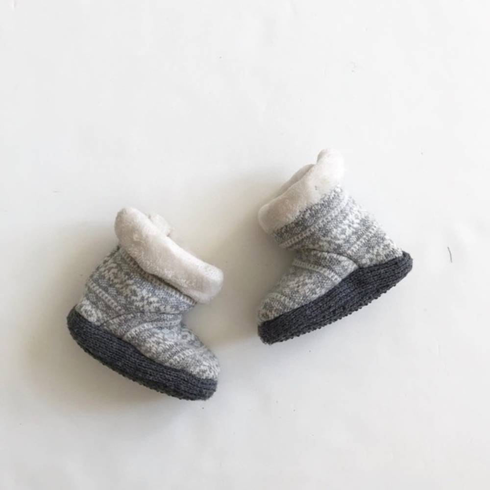 Lined soft and warm knit booties EUC fits like 3